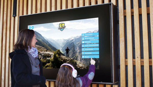 mayrhofner-bergbahnen-erlebnis-programm-outdoor-touchscreen-frau-kind-600x341